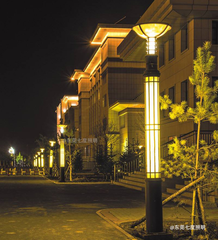 圆柱形户外园林LED景观灯柱夜间亮灯效果暖光